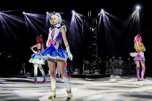 2025濮院时装周开幕夜:明星群聚×AI超模×首次大型沉浸式环境时装秀,穿越千年的赛博狂欢!