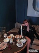 周扬青晒照分享下午茶 笑容甜美走出阴霾!